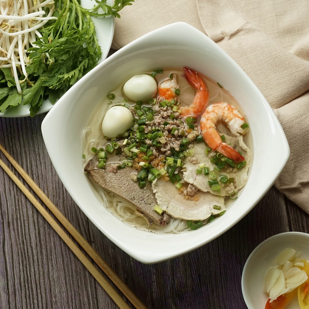 Hủ tiếu có nước dùng ngọt dịu, ăn cùng rau sống thanh mát